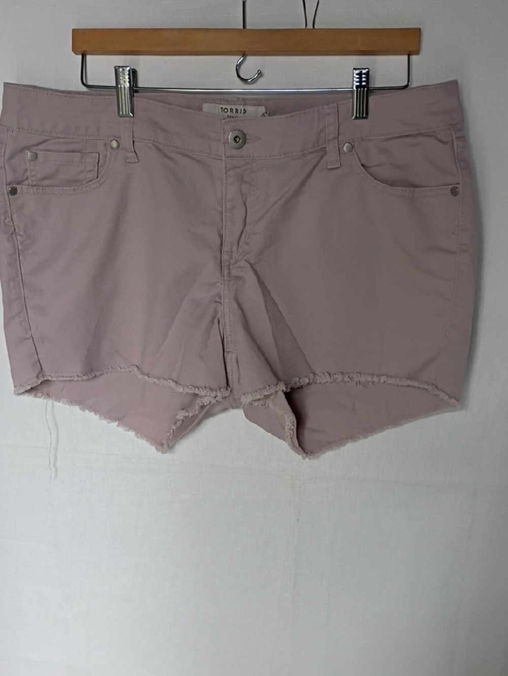 Torrid Women's mauve frayed hem denim cut off shorts Size 14 - Picture 2 of 8